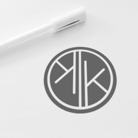 Ein Privatlogo bzw. Familienlogo in Grau auf einem weißen Hintergrund gedruckt.