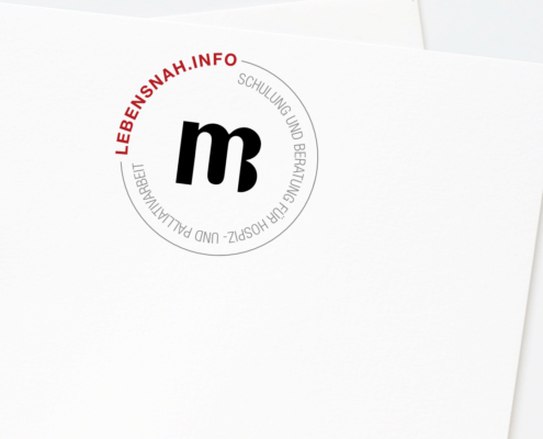 Firmenlogo mit drei Initialen